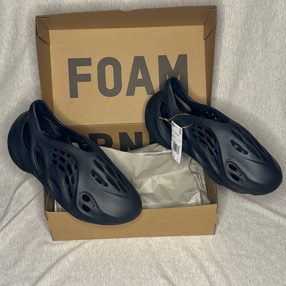 YEEZY FOAM RNR ADULTS. Color ONYX. Size 11 NWT
